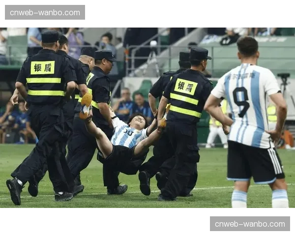 场边瞬间：球迷冲入场内导致比赛中断五分钟，已被安保带离
