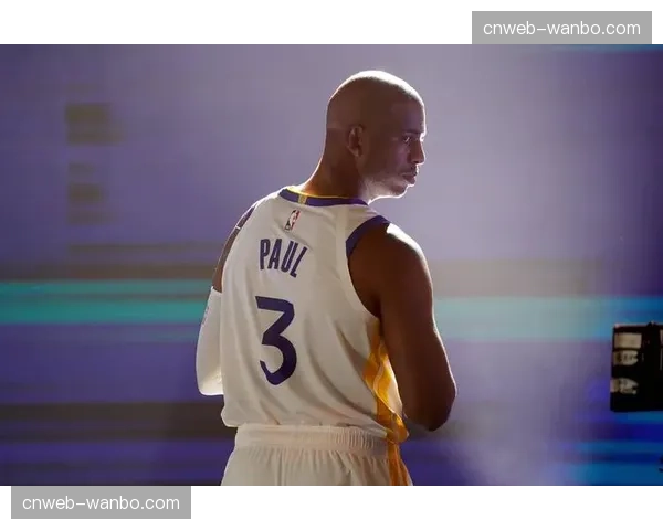 特写:老将保罗在替补席向年轻队友讲解战术,扮演场上教练角色 特写:老将保罗在替补席向年轻队友讲解战术,扮演场上教练角色