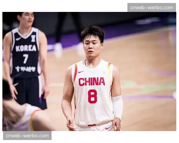 赛场暖心一幕:对手倒地,赵睿主动上前搀扶 赛场暖心一幕:对手倒地,赵睿主动上前搀扶