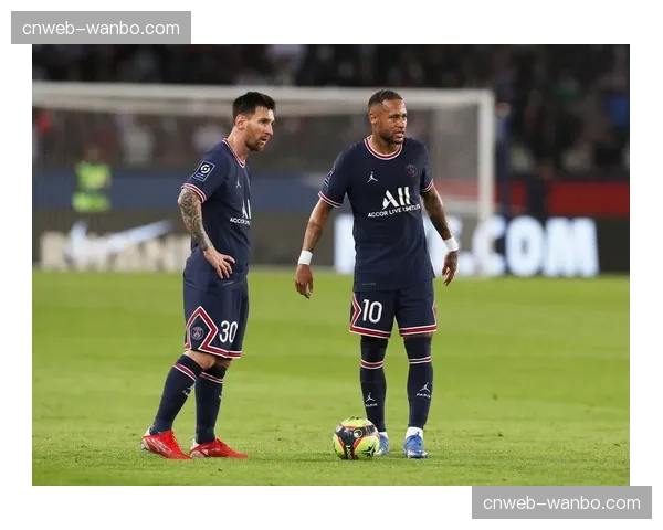 巴黎圣日耳曼主场迎战里昂，肋部渗透战术成焦点