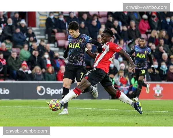 狼队从南安普顿签下英格兰前锋亚当·阿姆斯特朗